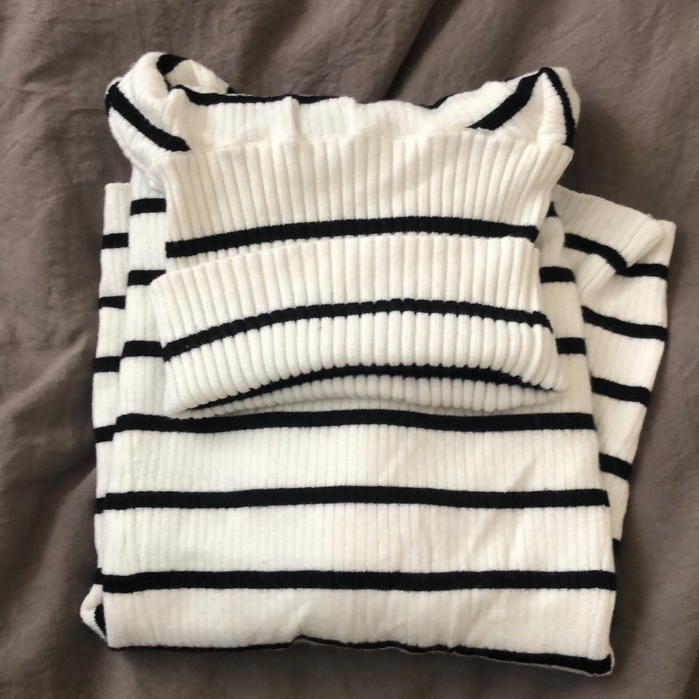 Lightweight fitted striped turtleneck